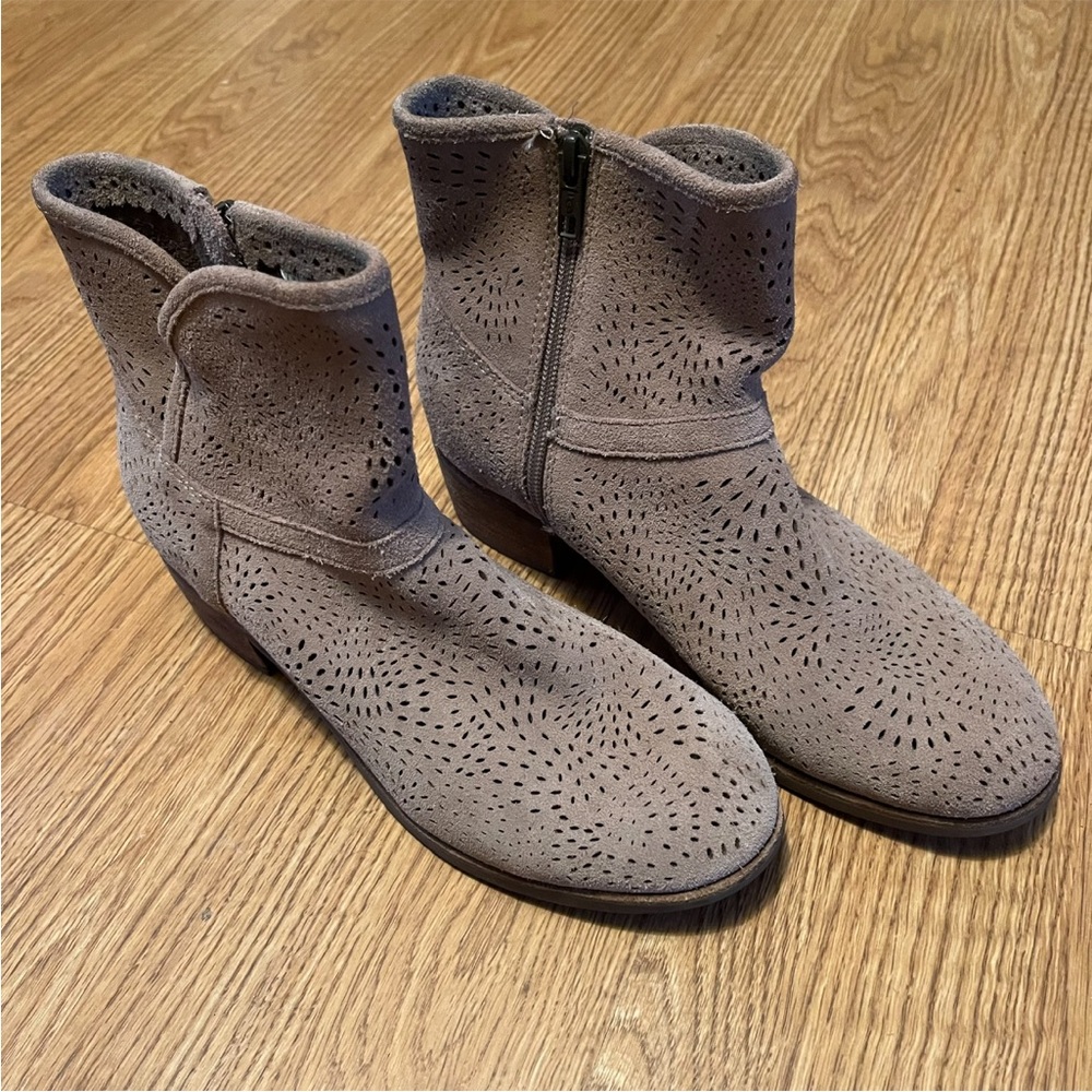 UGG boots. Laser cut eyelet design with zipper. Size 8
